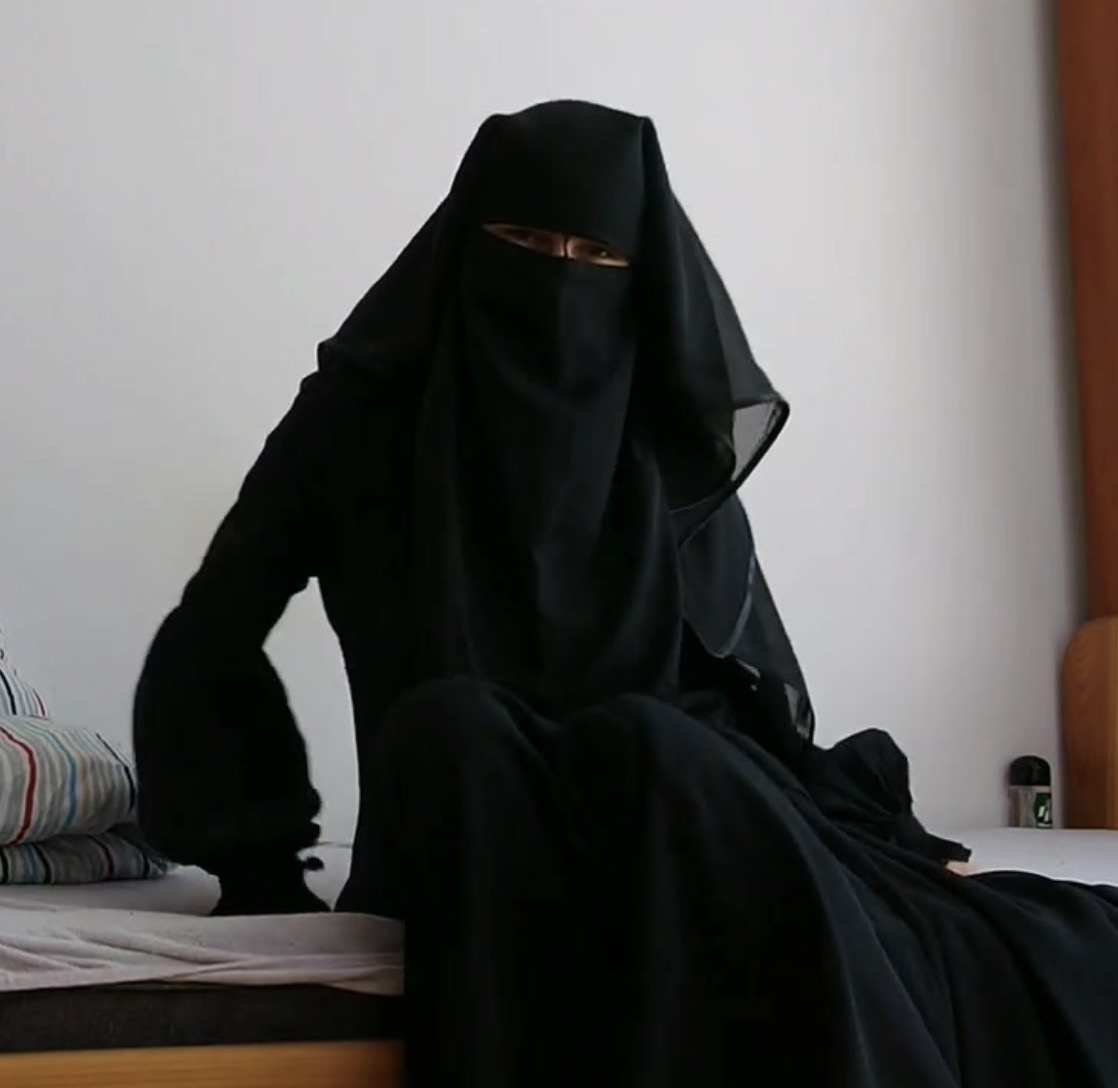 Islamic Women Wearing Hijab Showing Pussy And Masturbating Porn Video