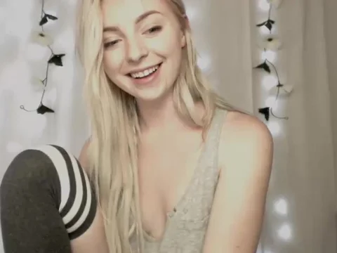 480px x 360px - Giggling Blonde Lillexie Teases With Her Cleavage Porn Video