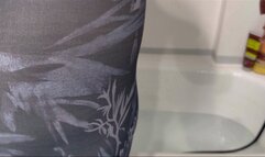 long farts in water and bubbles come out