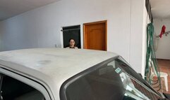 Ely with light jeans accelerates the Fiat to keep it on