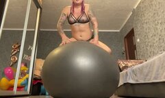 Jumping on big gray physioball
