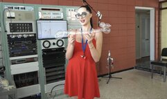 Violet Voss Blows and Twists Entertainer Balloons (MP4 - 1080p)