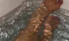 SLOW MOTION FEET BATHTUB EXPERIENCE