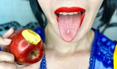 The giantess Snow White and the 7 tiny dwarfs