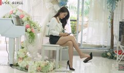 Mature and charming professional woman Xiao Jie elegantly plays with high heels and shows off her white feet next to the piano