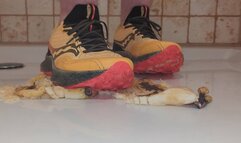 Saucony Endorphin Trail eating Banana