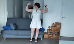 Flex biceps in white dress - flexion de biceps en robe blanche