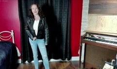 spèce de petit pervers ! Alors comme ça, tu veux écouter ce que je raconte à mon journal intime de soumise ? Tu as bien raison, surtout que la séance d’aujourd’hui est particulièrement intense ! Plusieurs découvertes pour moi, des nouvelles sensations, du