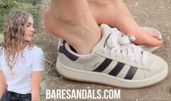 Katia removes her sneakers in the park - Update 13529 HD