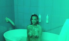 Amazing wet tits in the bath