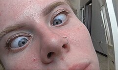 Blondie crosses her eyes! MP4