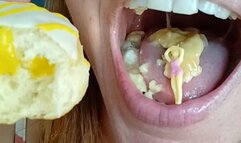 Giganta Lania saborea a dos mini personas que descansaban en un donut