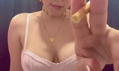 Toda ternura con un mini vestido rosa y mi Marlboro rojo amore