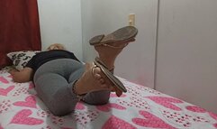 Many tickles in the soles of the feet (cC)