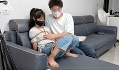 xy181-Single ponytail jeans girl's legs are folded up and tied up by the master and tickled and vibrated to orgasm