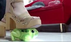 Crushing crush a big toyfrog in nylons and steve madden sandals wooden on in 1000 pieces