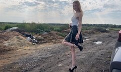 A girl in thin-heeled shoes accidentally stepped in the mud on a country road, but she was not upset because there will always be someone who wants to wash her shoes