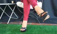 Alicia with itching on the feet and legs scratches and scratches her feet (2)