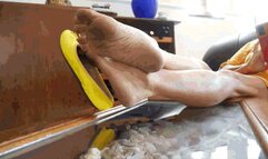 In a chair with dirty feet MP4 (1920x1080) FHD