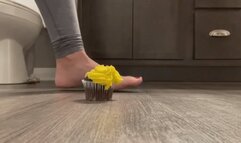 215 lbs 97 kg tall 190 cm Heavy size 13 woman giantess crush fetish barefoot cupcake big soles