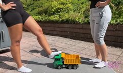 Sneaker-Girl Akira & Mia Moon - Big Toy Truck Crush
