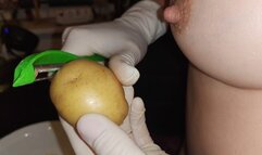 Kartoffeln schälen mit Latex Handschuhen - Peeling potatoes with latex gloves