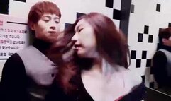 【韩国』人妻在ktv喝酒被帅哥拉进厕所给上了 无码    人妻  美女    后入  内射