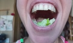 Lania se come una manzana a cámara lenta