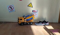 Sneaker-Girl Darleen - Stresstest with Concrete Mixer