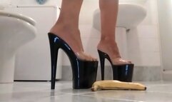 CRUSH DI UNA BANANA CON TACCHI ALTI E PIEDI NUDI - CRUSH OF A BANANA WITH HIGH HEELS AND BARE FEET -