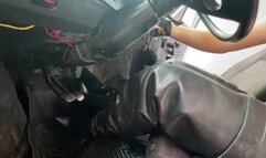 Jarlyn has a hard time trying to start the Fiat