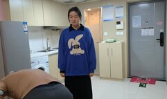 The girl in blue is placed with her back hand straight arm tied (Chinese model)