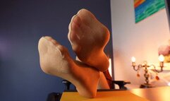 Catwoman Stella Want's Has Worshiped Feet With Gold Pantyhose - HD 1920x1080