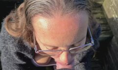 Ik geef hem een pijpbeurt midden in een natuurgebied en laat hem op mijn tieten klaarkomen - I give him a blowjob in the middle of a nature reserve and let him cum on my tits