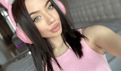 Anal plug in this babe's ass