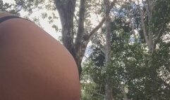 Masturbação anal ao ar livre em um parque