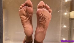 Skylar Soles on Glass - 4K MP4