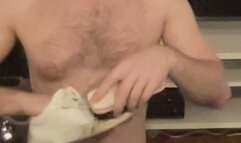 Sklaventraining: Maskierter Schuhsklave gibt sich seiner Lebensaufgabe hin