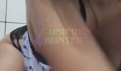 Tocando uma siririca usando consolo grande e preto