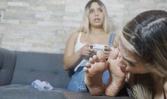 Distracting Gaming Gril Wrinkly Foot Worship HD
