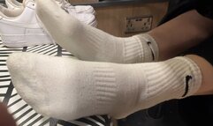 Amelie removes her Nike AF1 in the burger restaurant and lets Anthony massage her sweaty feet