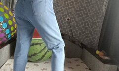 sittopop in jeans beachball