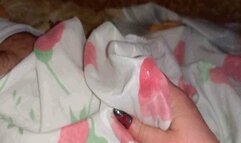 Crumpet jerks off through the sheet MP4