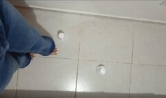 LEIDY PISANDO VASITOS VISTA DESDE ARRIBA PANTALON AZUL