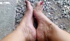 Pronounced arches, wrinkled soles, wrinkled toes, beautiful feet (3)