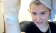 Girl on Chaturbate Showing her Bandage on Hand
