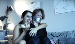 Alba e Susy: passione per il formaggio - Alba and Susy: cheese fetish (SMELL FETISH)