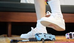 Crush - The girl rubbed and squeezed the toy car with her feet, and finally put on her shoes and trampled the toy car to pieces
