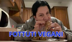 FOTTUTI VEGANI - SBRANO UN POLLO
