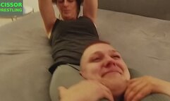 Haedscissor Bodyscissor die Girls messen ihre Kräfte 2 Minuten